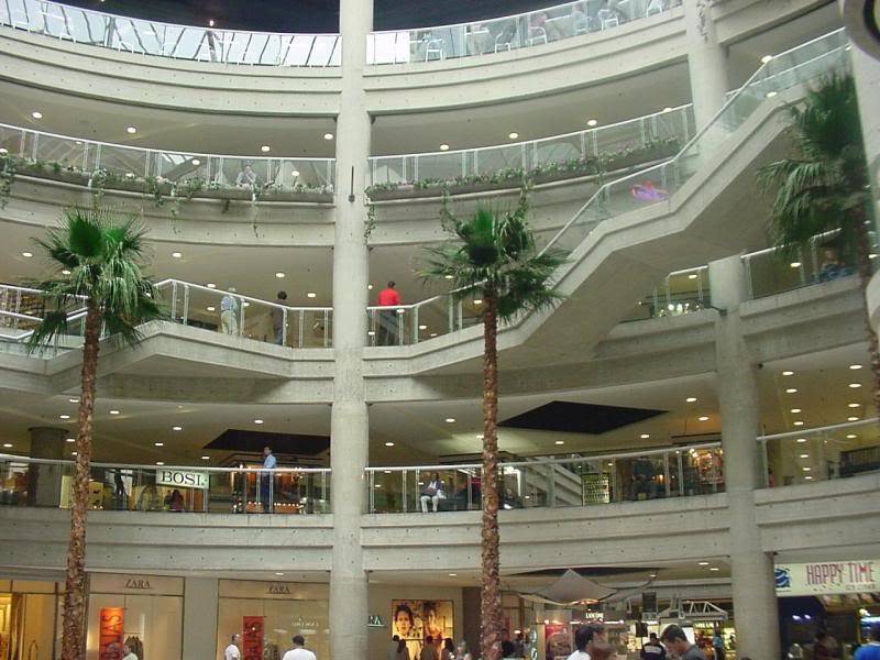 Plaza central del centro comercial El Recreo