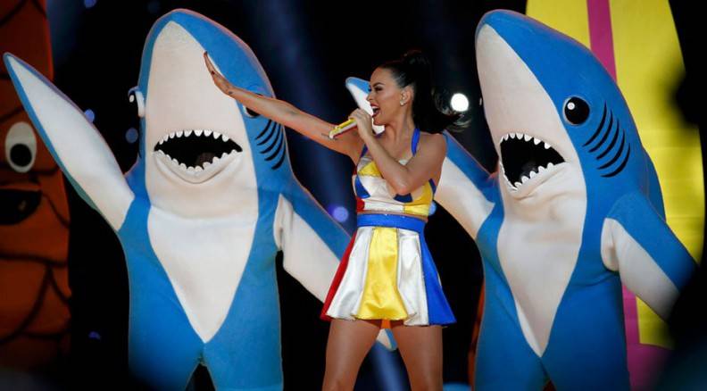 Los tiburones no se hicieron esperar para bailar con la cantante