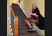Madonna bajando las escaleras