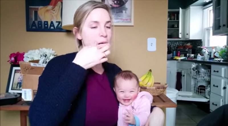 Video de una bebé que se ríe al ver a su madre comiendo nachos se vuelve viral en Internet