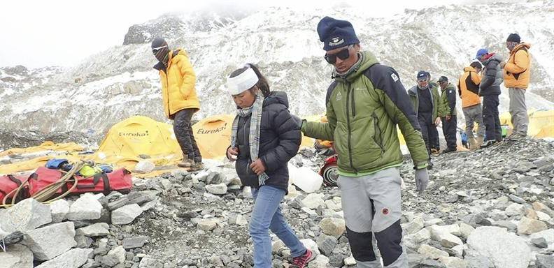 Se mantienen los trabajos de rescate en el Everest
