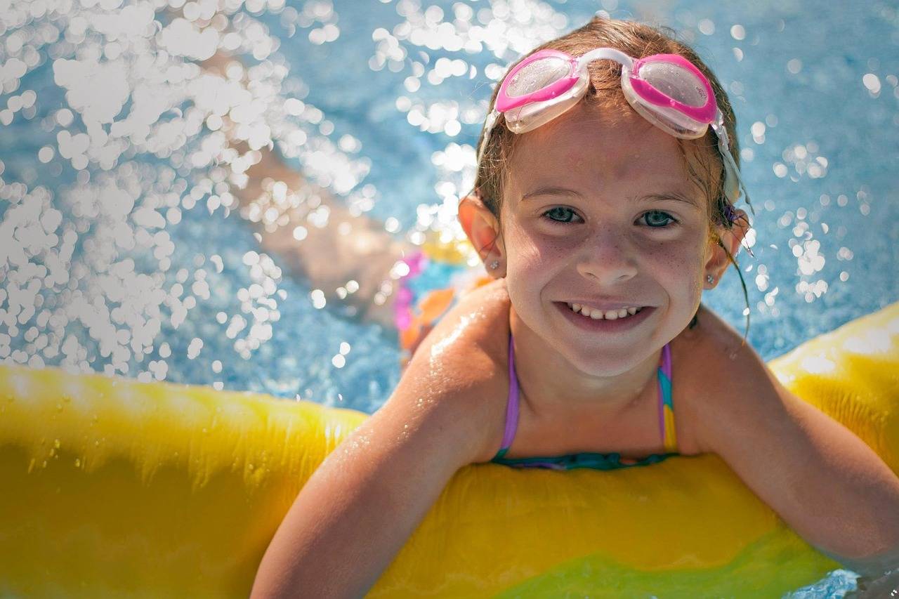 La natación es un deporte de bajo impacto que ayuda en el desarrollo del niño