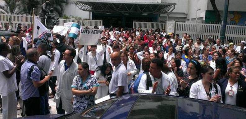 Médicos se concentraron frente al JM de los Ríos para protestar por muerte de Oncólogo
