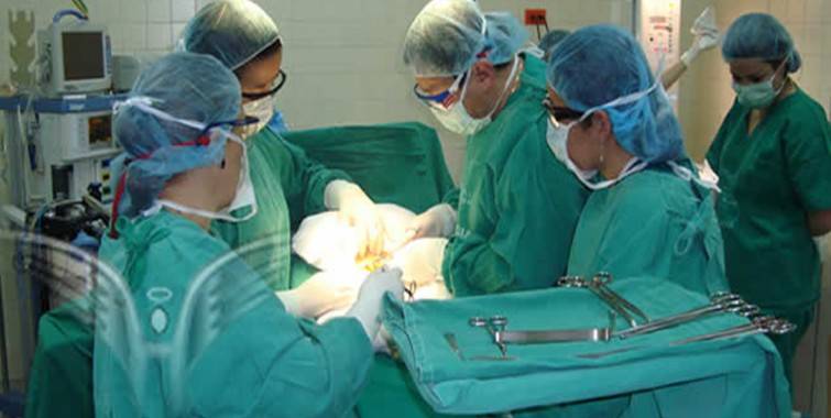 Un equipo de cirujanos colombianos de diferentes especialidades logró en un hospital de Bogotá reimplantar exitosamente la mano derecha a una niña de dos años que le fue cercenada por una sierra de carpintería
