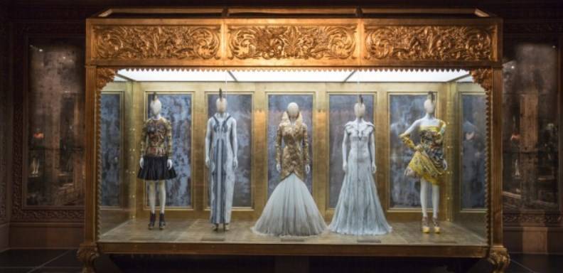 Los piezas del fallecido diseñador Alexander McQueen se espusieron en el museo Victoria and Albert de Londres