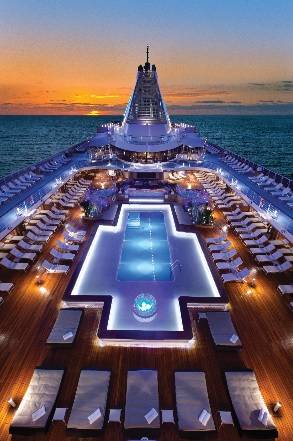 Área al aire libre del crucero Riviera / Foto: Oceania Cruises