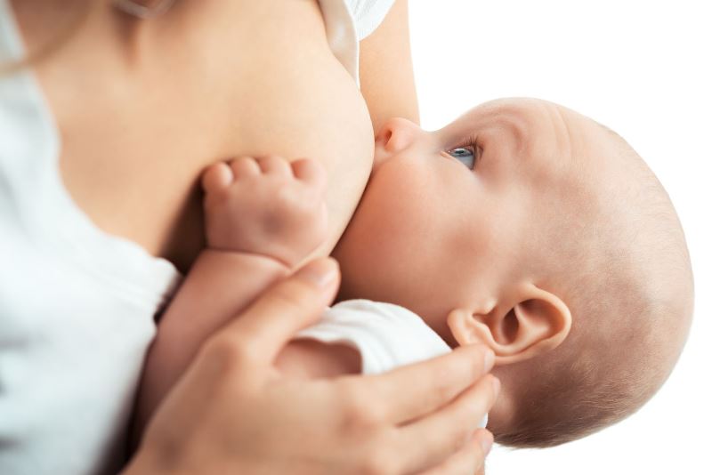 El éxito con la lactancia materna depende también de ciertos procesos que preparan tanto a la mamá como al bebé para actuar de forma adecuada y garantizar la buena alimentación/ Foto: Referencial