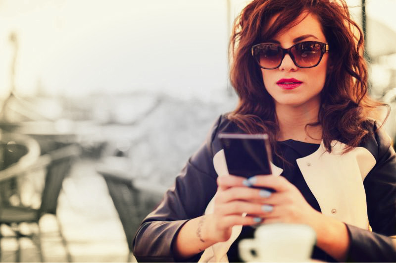 Mujer usa Tinder en su celular