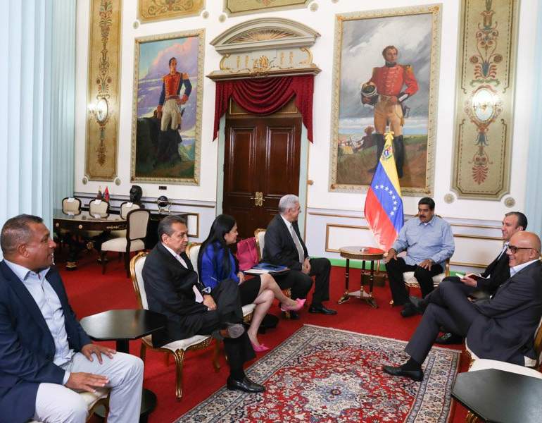 Maduro se reÃºne con gobernadores opositores en el Palacio de Miraflores