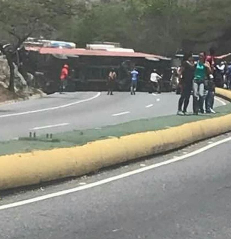 Se extiende restricciÃ³n en la Caracas-La Guaira por volcamiento de gÃ¡ndola