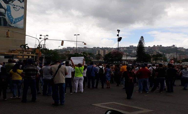 Sector universitario toma la calle en protesta por salario digno