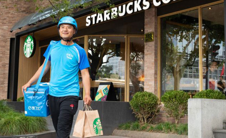 Alibaba y Starbucks distribuirán productos a domicilio en China