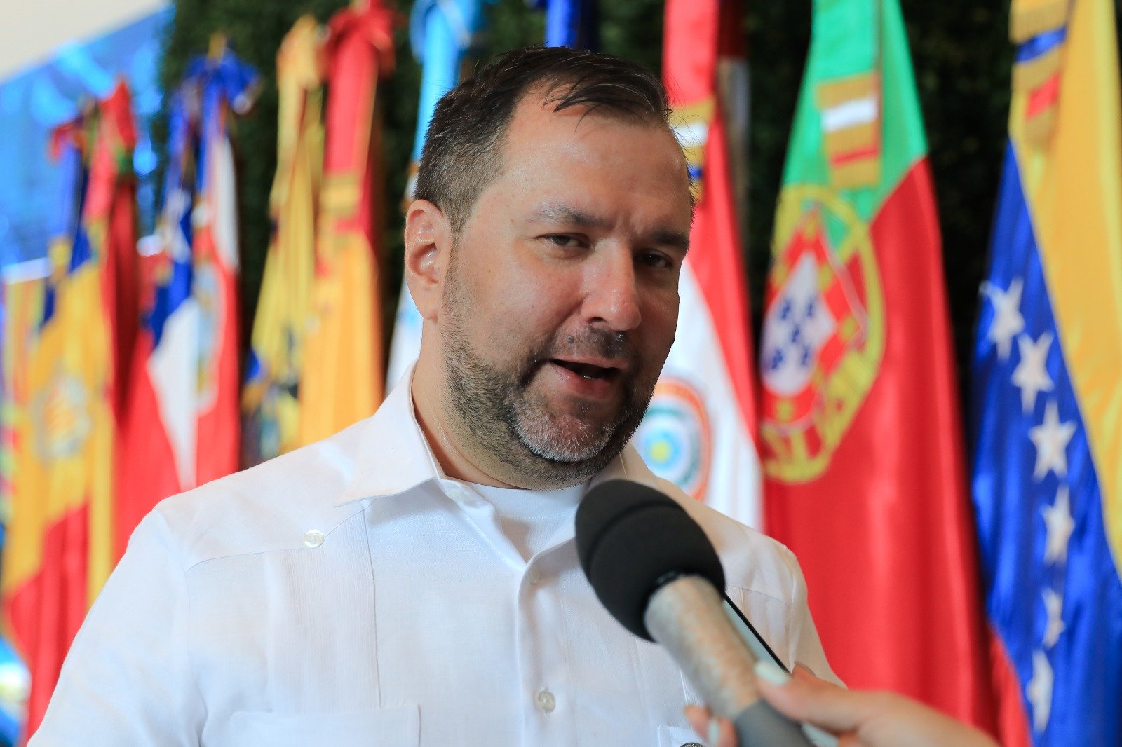 Colombian Senator Exposes Web of Danger: A Paramilitary Scheme Unfolds