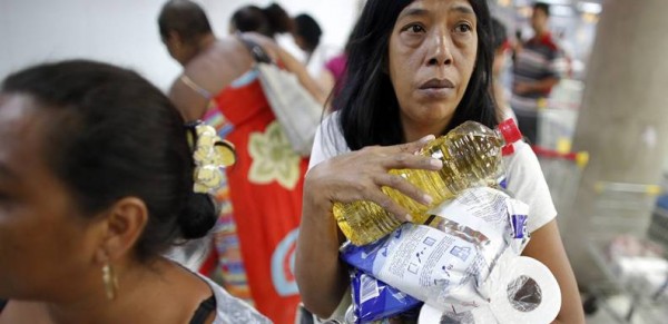 Los venezolanos realizan un diario peregrinaje por farmacias y expendios de alimentos