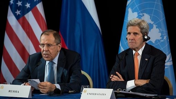 El secretario de Estado estadounidense, John Kerry (d) y el ministro de Exteriores ruso, Sergei Lavrov (i) participan en una conferencia de prensa tras la reunión del Grupo Internacional de Apoyo a Siria (ISSG) en Munich/ Foto: EFE