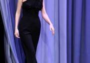 Anna Kendrick usó un jumpsuit negro de un solo hombro con aplicaciones florales para su aparición en el "The Tonight Show Starring Jimmy Fallon"