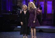 Reese Witherspoon utilizó un vestido de cocktail, de encanje morado durante su participación en Saturday Night Live