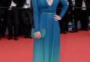 Marie Gillain asistió a la ceremonia de apertura del 68º Festival Internacional de Cine de Cannes y al estreno de "La Tete Haoute" con un vestido estampado azul de manga larga con un escote en V profundo