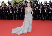 Naomi Watts asistió a la ceremonia de apertura del 68 Festival de Cannes y la premiere de "La Tete Haute" usando un vestido azul pastel, con un pronunciado escote en V, mangas cortas, top bordado y falda de plumas