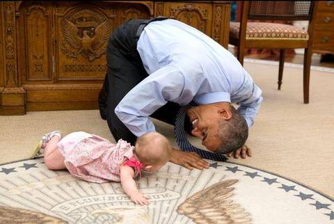 Una foto en la que sale el presidente Barack Obama jugando con una bebé en su despacho se hizo viral en las redes sociales