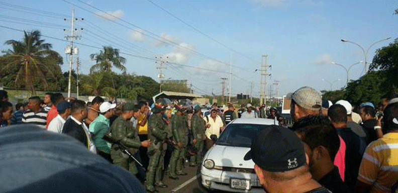 Un grupo de taxistas trancó la Av. Jóvito Villalba en Margarita