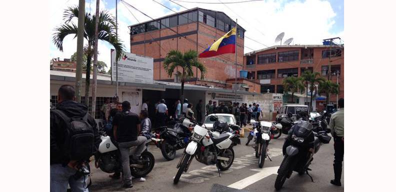 Reos intentan salir de la sede de Policarrizal,, en el intento quedan heridos tres policias