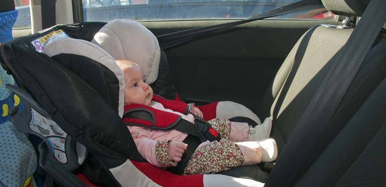 Para que los niños no lloren en el auto es necesario mantener sus necesidades cubiertas y crear un ambiente de paz