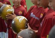 Los pequeños ven con ilusión sus balones