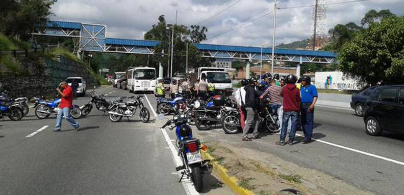 Motorizados protestan por muerte de un compañero quien fue asesinado tras confundido en el robo de un autobús