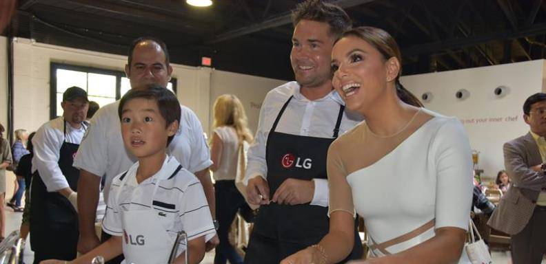 La actriz de cine y TV Eva Longoria es vista durante un evento en el que cocinó recetas de su libro "Eva's Kitchen: Cooking with Love for Family and Friends" / Foto EFE