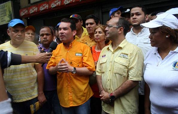 Guanipa durante los recorrido habla con los vecinos