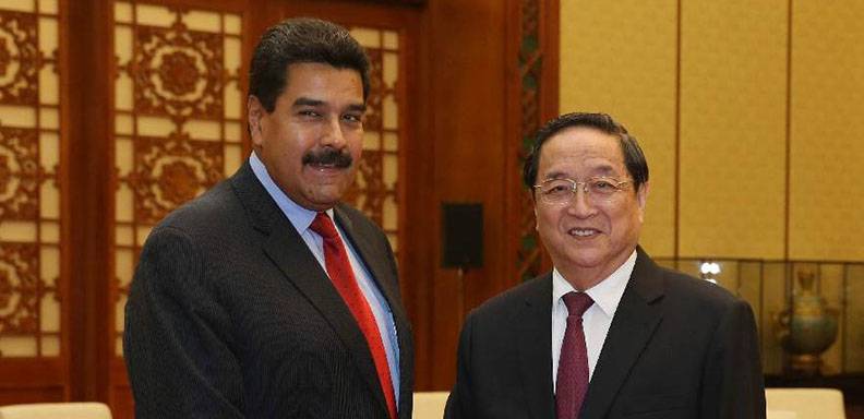 Maduro visita China en medio de un cierre fronterizo y baja de precios del crudo