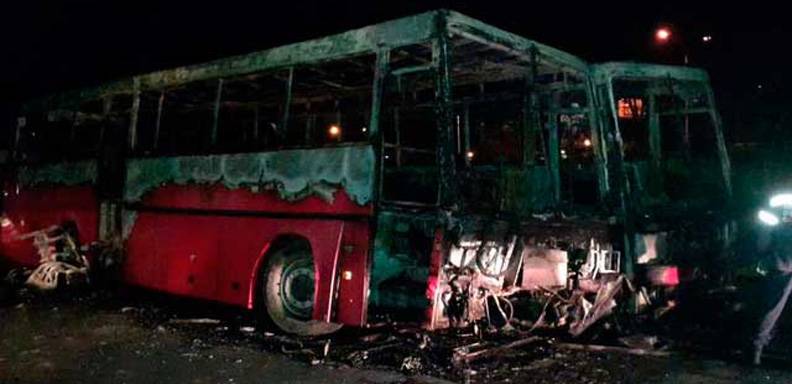 Dos autobuses Sitssa fueron quemados este domingo en el terminal de Oriente