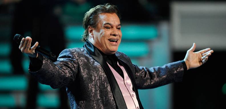 El familiar de Juan Gabriel dice que el cantautor ya está mejor de salud