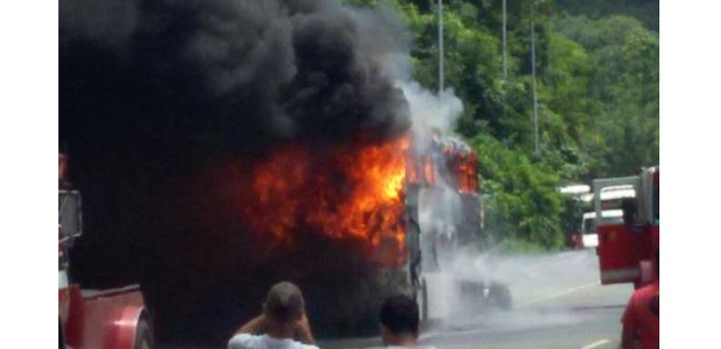 Incendio de autobús en la ARC adyacente a la estación de servicio Paracotos genera retraso vehicular en la zona.