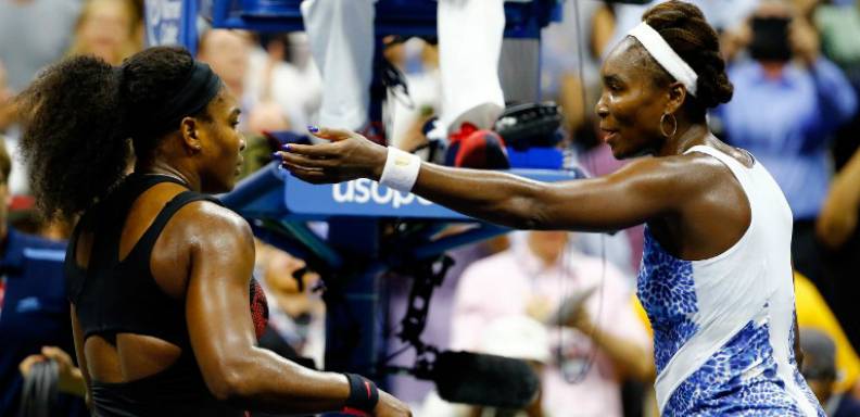 La número uno mundial y campeona defensora Serena Williams superó este martes a su hermana Venus para asegurarse pasaje a semifinales del US Open