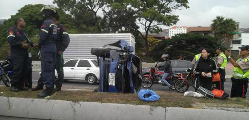 Este miércoles en horas de la mañana se volcó un auto en la autopista Francisco Fajardo, altura El Paraíso