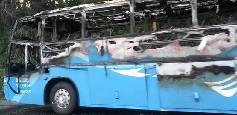 La mañana de este jueves se incendió un autobús en el km36 de la ARC