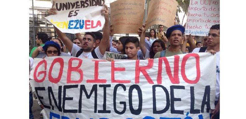 Universitarios manifestaron ante una reunión del CNU para manifestar su descontento por no poder iniciar clases "de manera normal"