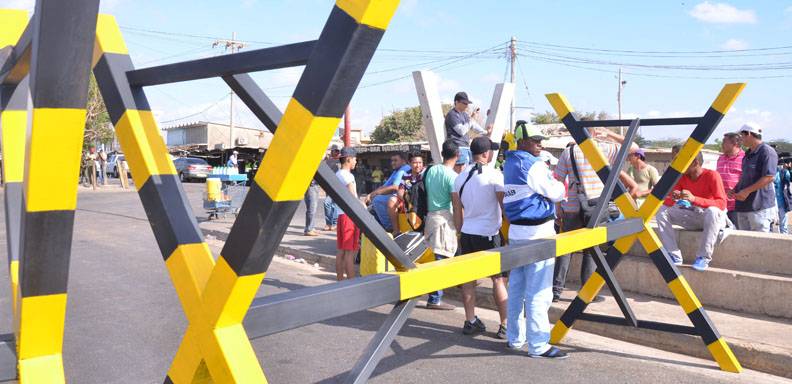 En la raya, como llaman los lugareños a la frotera colombo-venezolana, todo sigue igual, según un venezolano en cruzó para ir a Barranquilla