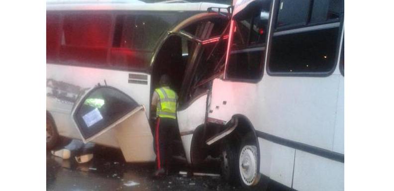 Colisión entre dos autobuses en la GMA arrojo un saldo de 16 heridos.