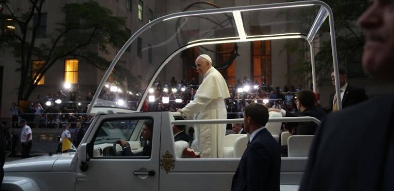 El Papa recorre las calles de Nueva York. / Foto AFP