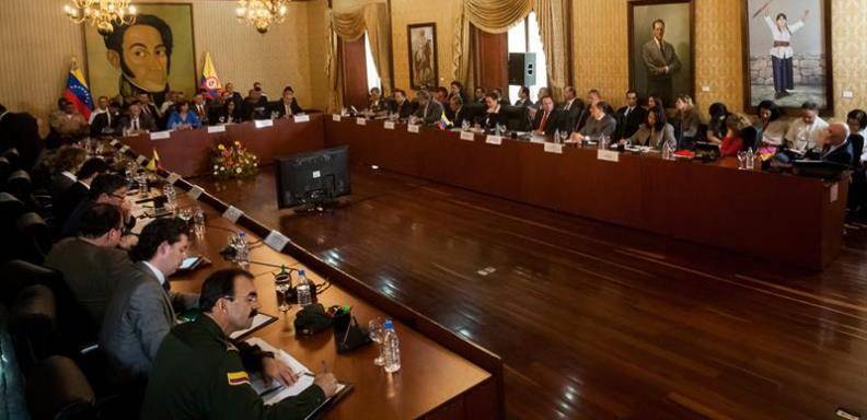 Las delegaciones de Colombia y Venezuela durante la reunión para abordar los temas de seguridad fronteriza. / Foto EFE