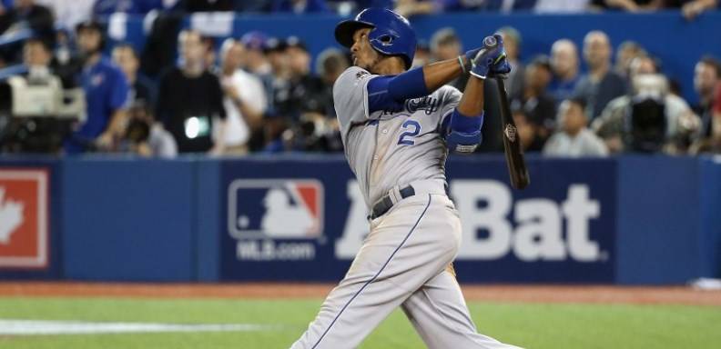 Alcides Escobar no se intimidó ante la afición del equipo enemigo y con su bate llevó a los Reales de Kansas City a un triunfo por 14-2 sobre los Azulejos.