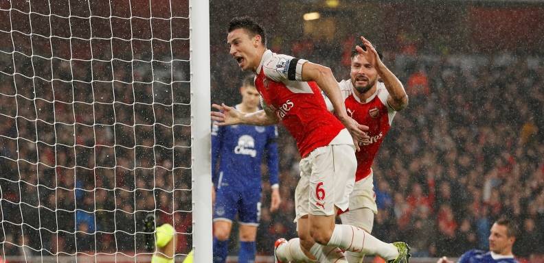 El Arsenal se impuso este sábado en el Emirates Stadium a un combativo Everton y se aupó a lo más alto de la Premier League esperando el juego del City