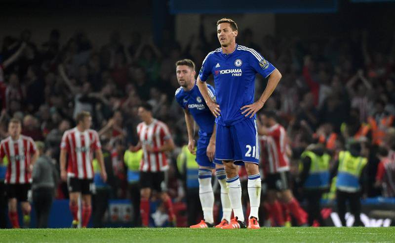 El balance del Chelsea en lo que va de temporada es: cuatro derrotas ante Southampton, Manchester City (3-0), Crystal Palace (1-2), Everton (3-1) y dos empates ante Swansea (2-2) y Newcastle (2-2)/ Foto: EFE