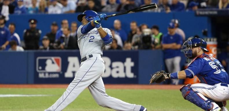 Alcides Escobar esta firmando un nuevo calendario de ensueño con el uniforme de los Reales de Kansas City, colocando números historicos en estos playoffs