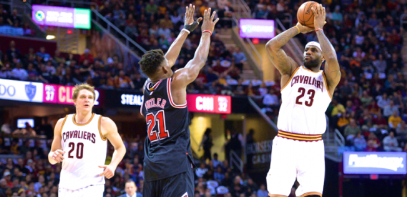 La nueva temporada 2015-16 de la NBA comienza su andadura con duelo estelar en la Conferencia Este entre los Bulls de Chicago y los Cavaliers de Cleveland.