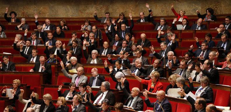 Diputados franceses aprueban tres meses más de estado de emergencia