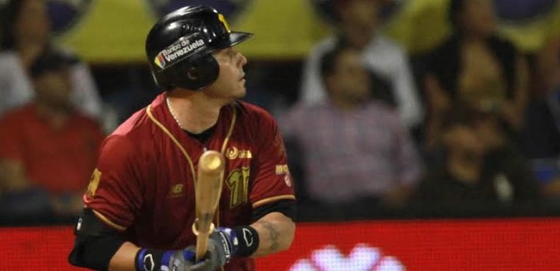 Dos errores de los Leones del Caracas y un sencillo impulsor de Luis Rodríguez llevaron el lunes a los Navegantes del Magallanes a una victoria por 2-1